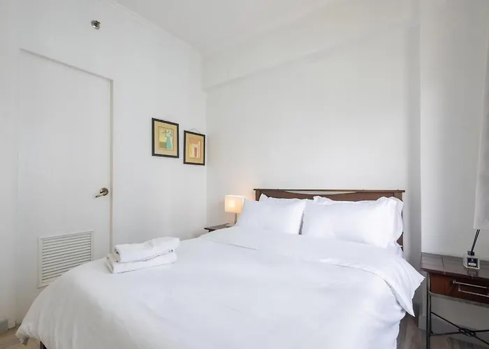 Cozy Forbeswood Heights Pad Near St Lukes *